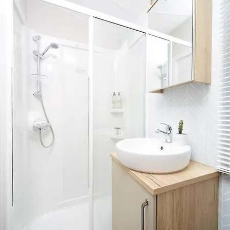 Hot Tub - York - Fishing Lakes - Free Parking - 4 호텔