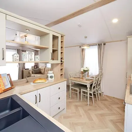 Hot Tub - York - Fishing Lakes - Free Parking - 4 호텔