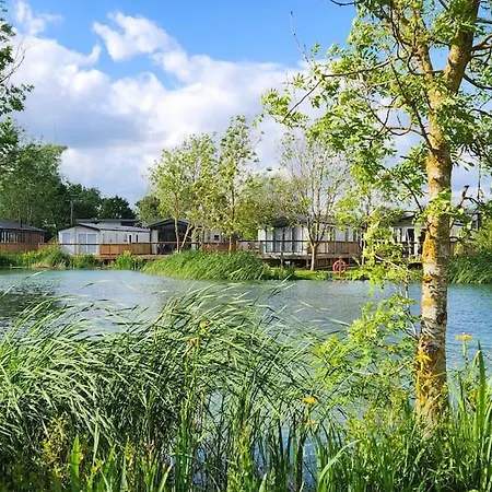 Hot Tub - York - Fishing Lakes - Free Parking - 4 * 맬튼