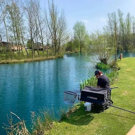 Hot Tub - York - Fishing Lakes - Free Parking - 4 *